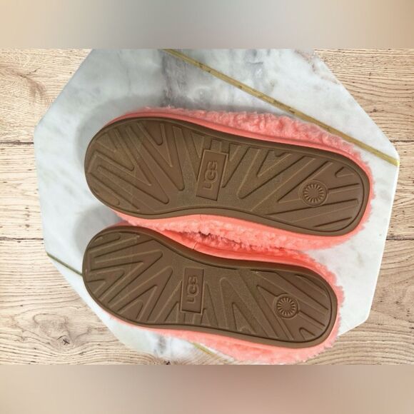 🔥 UGG Plushy Slippers Shearling Slip On Loafers Kids Size 2 EU 33.5 - Picture 11 of 12